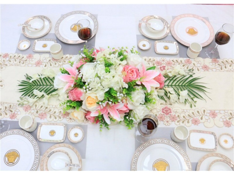 whats best color table runner for black table?
