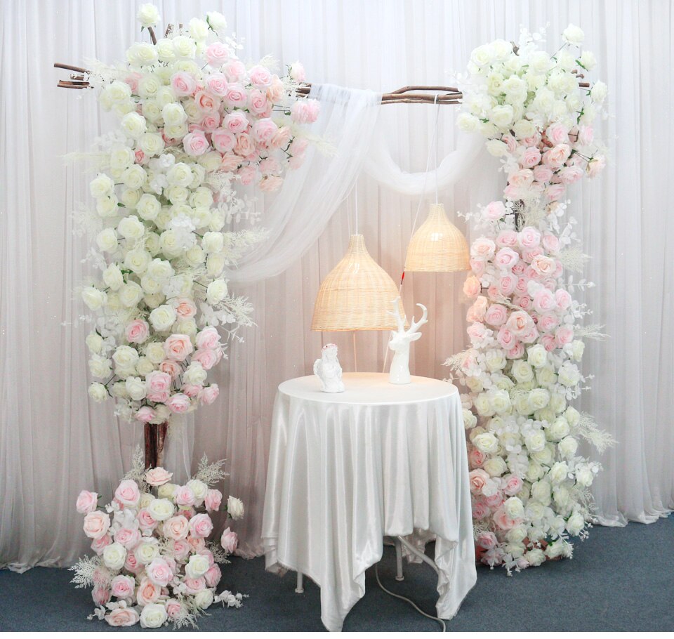 how to decorate a wedding table with flowers?